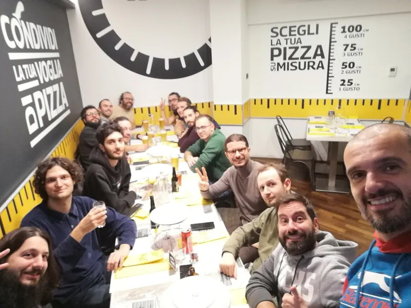 Il gruppo a tavola in pizzeria dopo la serata