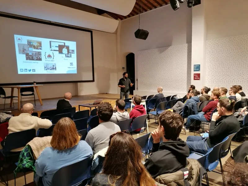 Il pubblico seduto in sala segue il talk