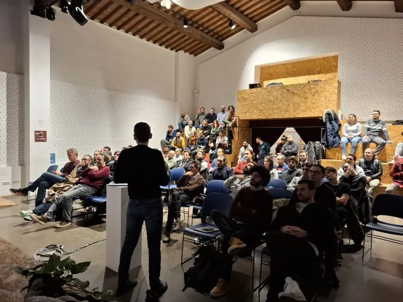 Vista d'insieme della sala con lo schermo acceso