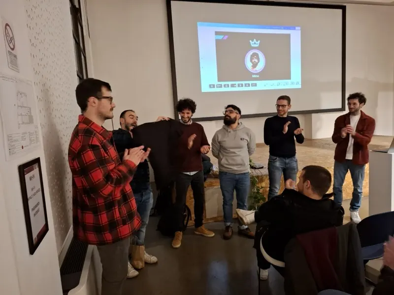 Gli speaker della serata al microfono a fine talk