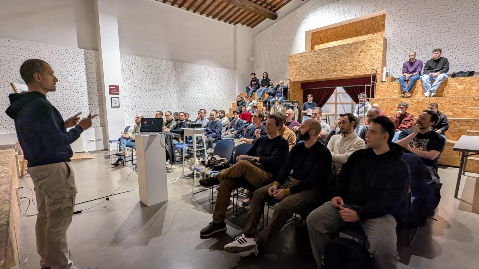 Speaker sul palco e pubblico sulle gradinate durante la terza edizione